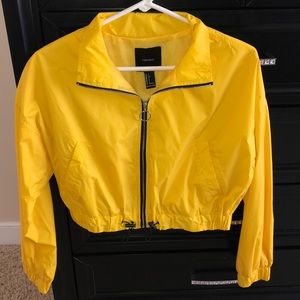 Cropped black and yellow 🐝 Forever 21 windbreaker